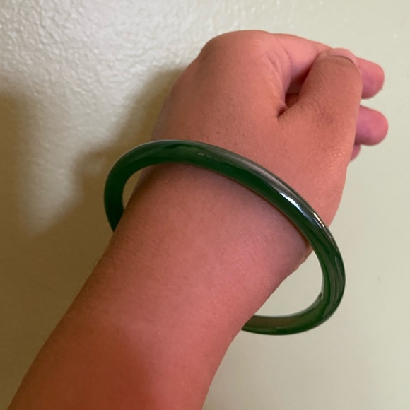 Elegant Green Agate Stone Bangle Bracelet - Picture 3 of 5